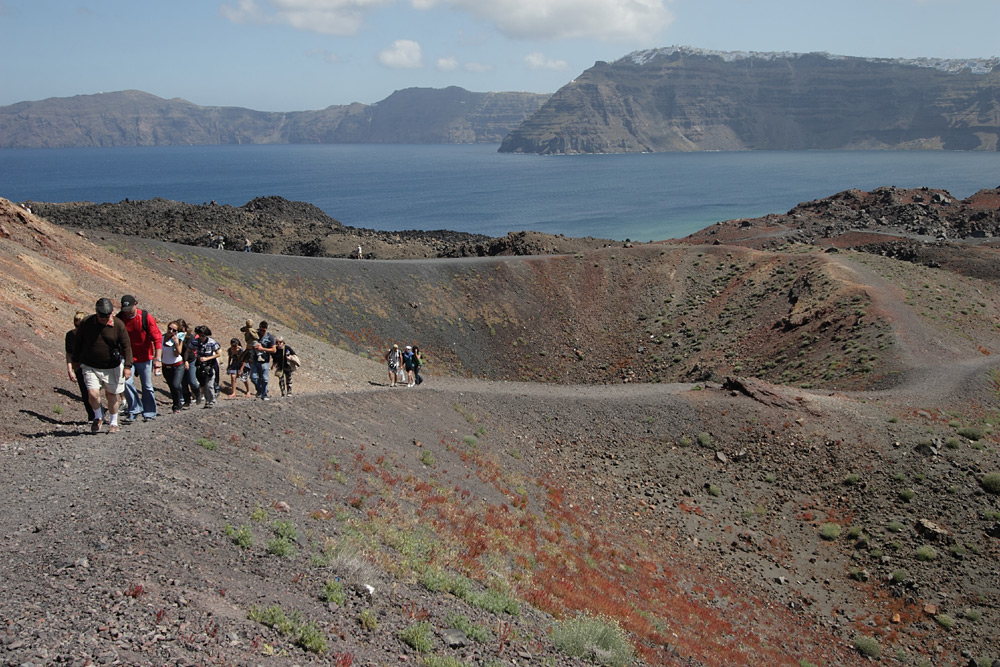 Turisti mergand spre vulcan